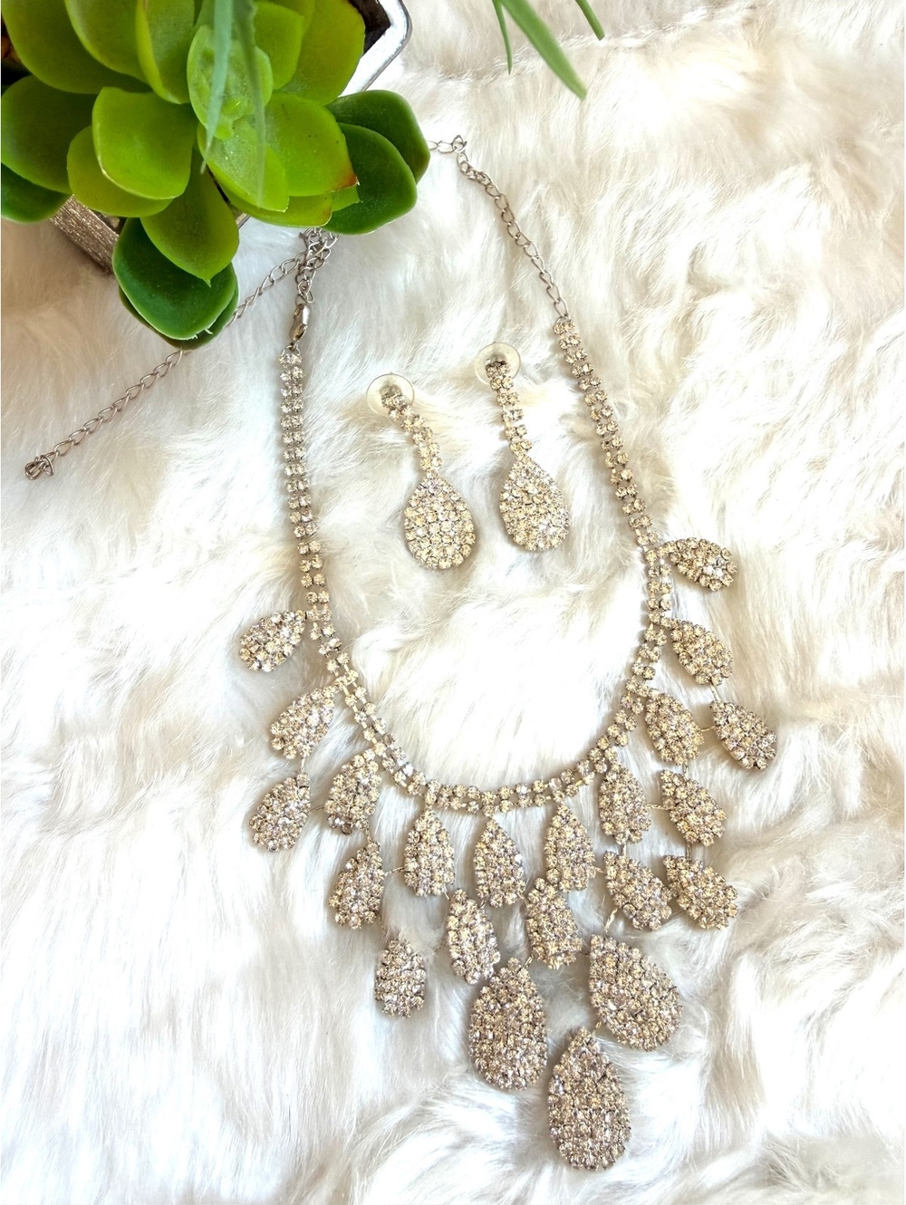 Elegant Rhinestone Teardrop Necklace and Earrings Set